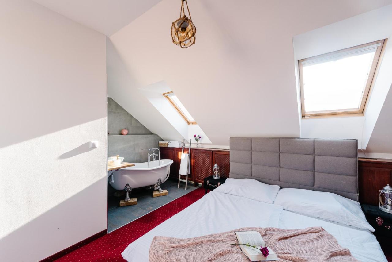 Petra Inn Apartments In Historical Palace Братислава Экстерьер фото